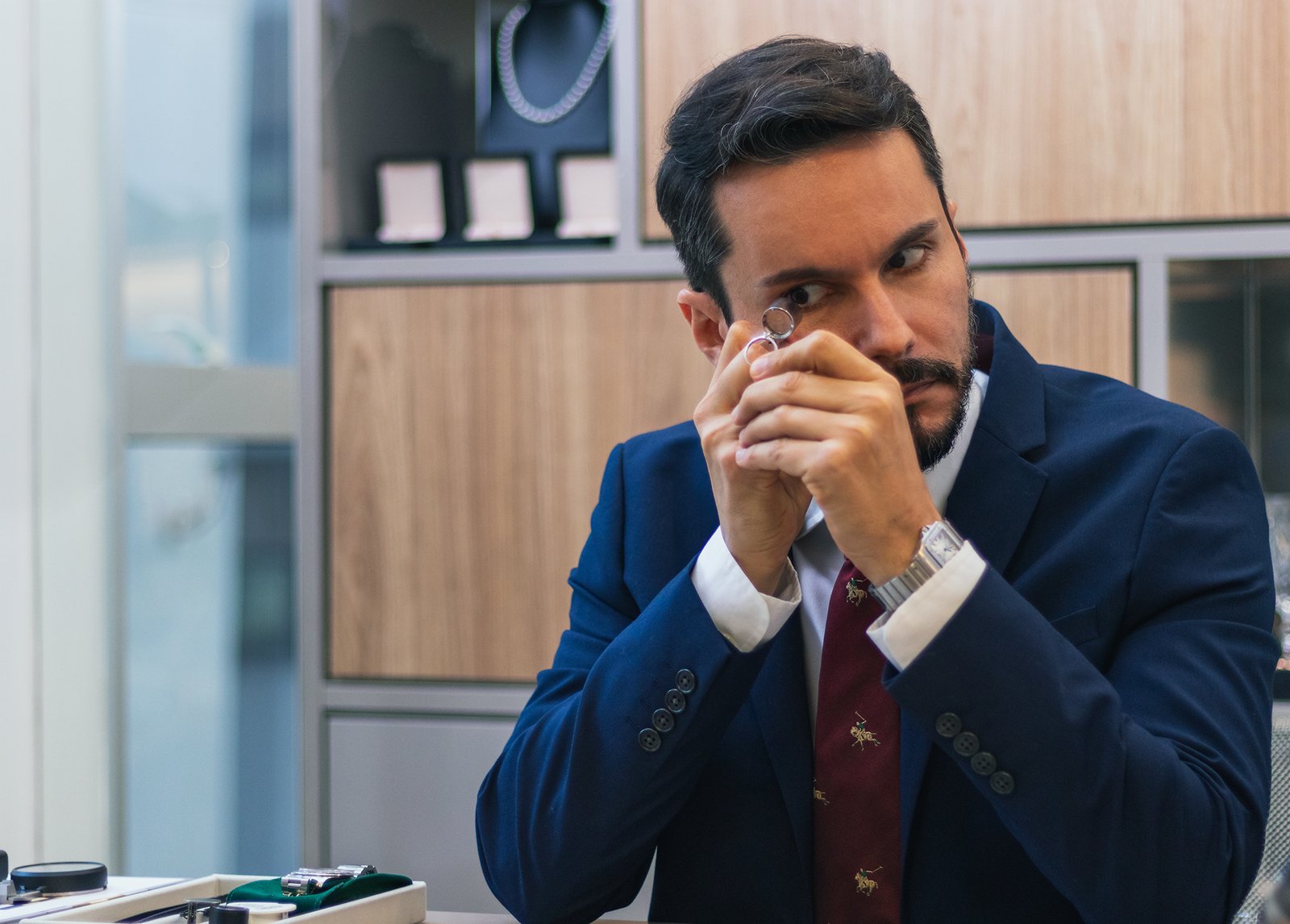 Especialista da Luiz Claudir Joalheria avaliando uma joia com lupa